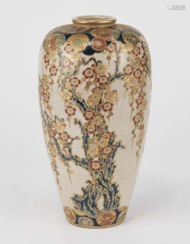 Vase balustre Satsuma, Japon, fin XIXe s - Porcelaine émaillée polychrome et or à [...]