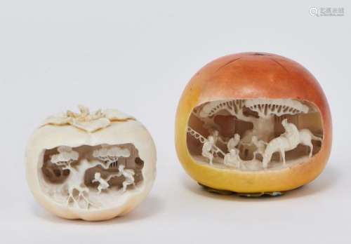 Deux okimonos en forme de fruits, Japon, début XXe s - Ivoire sculpté, ajouré et [...]