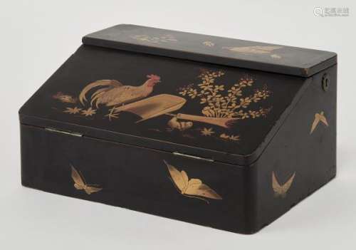 Ecritoire, Japon, époque Meiji (1868-1912) - Laque noire et or à décor de coq et [...]