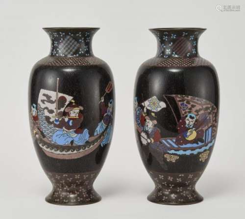 Paire de vases en cloisonné, Japon, XIXe s - Cuivre et émaux à décor d'enfants, [...]