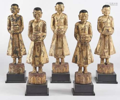Cinq moines, Birmanie, XIXe s - Bois sculpté et doré, H de 78 à 86 cm -