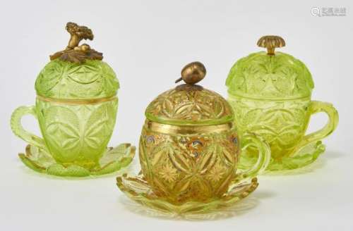 3 tasses couvertes, XIXe s - Verre taillé teinté vert et doré, frêtel en métal [...]