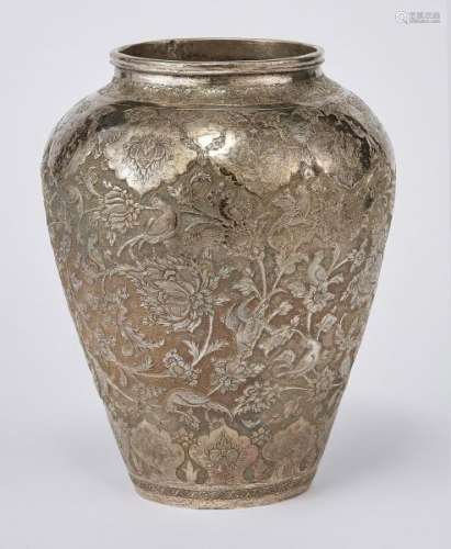 Petit vase, Iran, XIXe s - Argent ciselé à décor de fleurs et oiseaux, H 11 cm, [...]