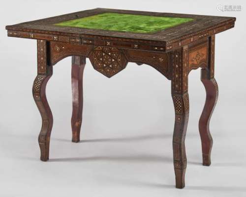 Table à jeux syrienne, circa 1900 - Bois marqueté et incrustations de nacre, [...]