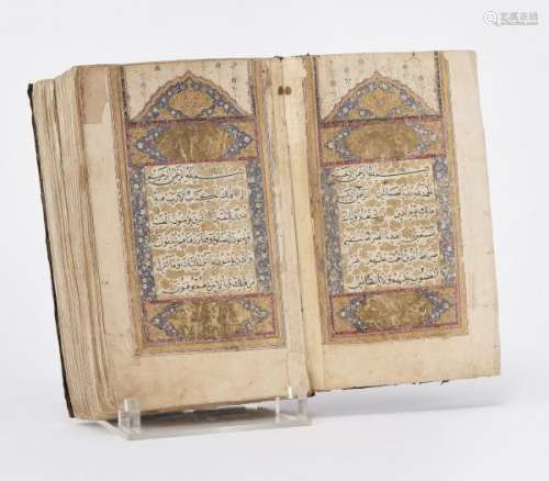Coran manuscrit, XIXe s - Encre, gouache et feuilles d'or sur papier, L 26 cm -