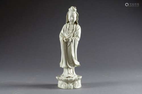 Guanyin représentée debout. Statuette en porcelain…