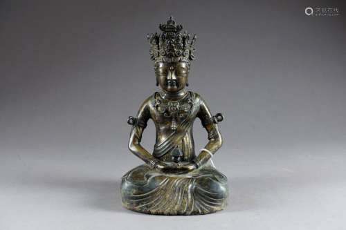 Bouddha Shakyamuni. Assis en méditation, les mains…