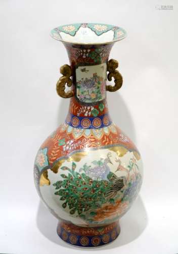 Grand Vase. Panse décorée de deux réserves animées…