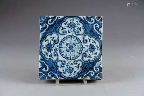 Carreau. Porcelaine, émaillée en bleu, d'une rosac…