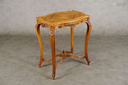 Table de Milieu de Style Louis XV. Plateau posé su…