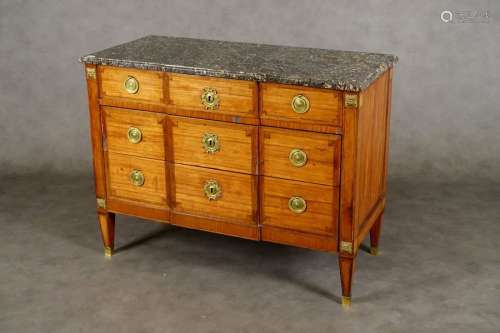 Commode. Sommée d'un marbre gris Sainte Anne. La f…