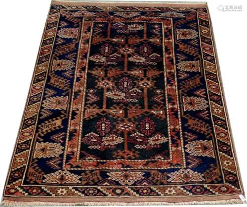 Carpette Chiraz. A décor de motifs à crochets posé…