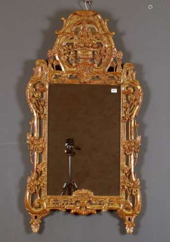 Miroir de Style Régence. Large fronton centré par …
