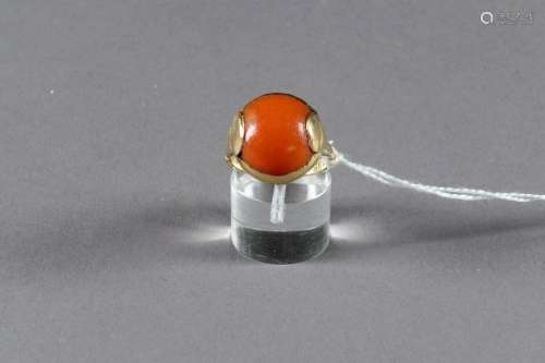 Bague de Dame. Sertie d'un cabochon en corail. Mon…