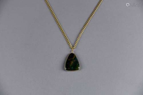 Pendentif et son Coulant. Serti d'un jade triangul…