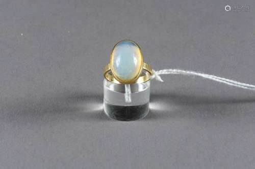 Bague de Dame. Sertie d'un cabochon en pierre de l…