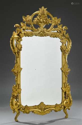 Miroir en bois doré sculpté de pampres, le fronton…