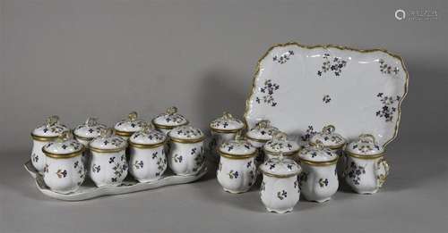 LIMOGES Suite de seize pots à crème en porcelaine …