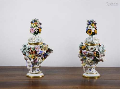 Paire de vases couverts en porcelaine à décor de d…