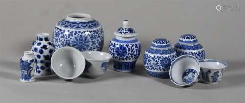 CHINE XXe siècle Lot de porcelaines miniatures à d…