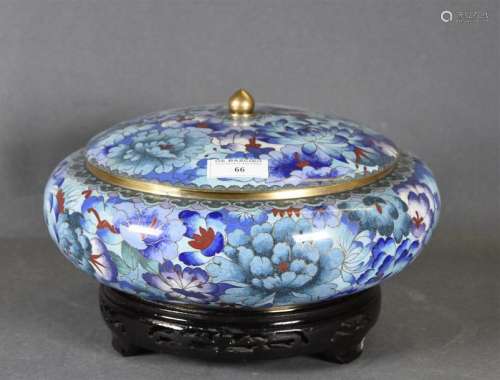 JAPON, XXe siècle Pot couvert applati à décor cloi…