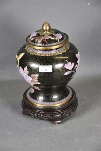 JAPON, vers 1900 Pot couvert à décor en émaux cloi…