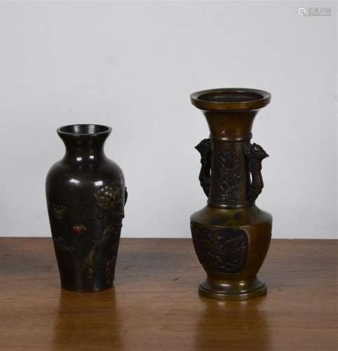 JAPON Début du XXe siècle Lot de deux petits vases…