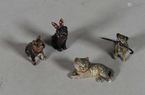 Lot de quatre mini figurines assises en bronze de …