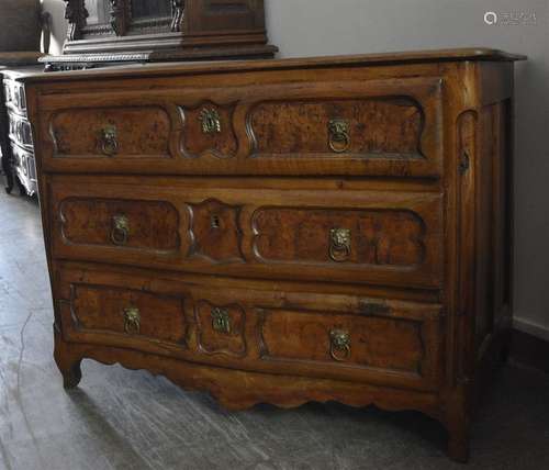 Commode en noyer ouvrant par trois tiroirs mouluré…