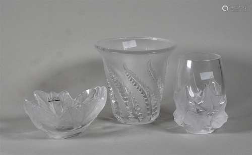 LALIQUE France Lot de deux vases et un vide poches…