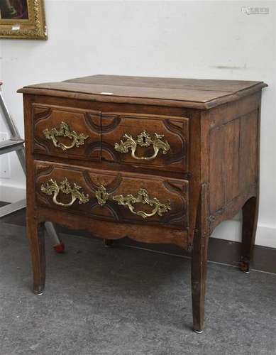 Petite commode en chêne et noyer mouluré, elle ouv…