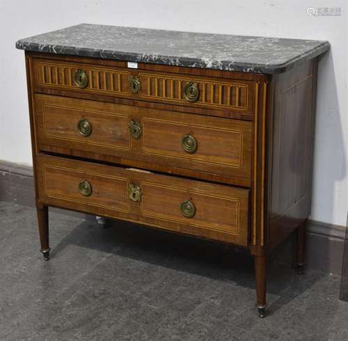 Petite commode en bois de placage dans des encadre…