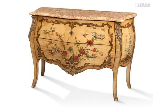 COMMODE GALBÉE à décor de fleurs et volatiles au v…