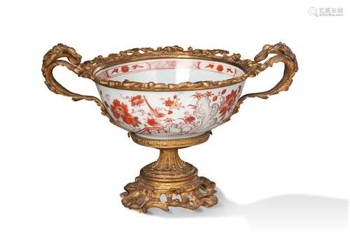 COUPE en porcelaine blanche à décor rouge de volat…