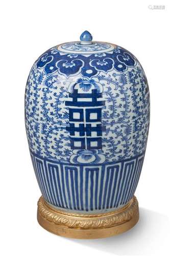 IMPORTANT VASE COUVERT en porcelaine de Chine bleu…