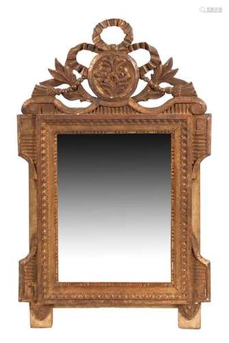 MIROIR en bois mouluré sculpté doré orné d'un fron…