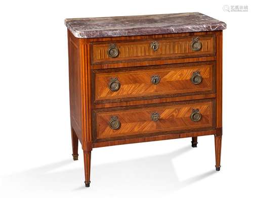 PETITE COMMODE en marqueterie de bois divers ouvra…