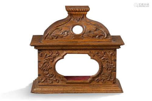 CHÂSSE en bois mouluré sculpté de rinceaux. XIXe s…