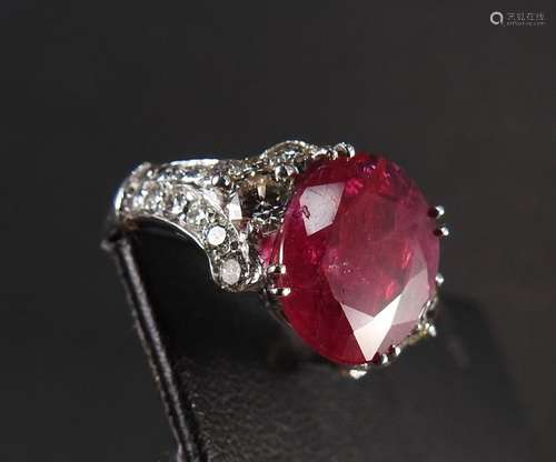 Bague en or gris, 750 MM, ornée d'un joli rubis ov…