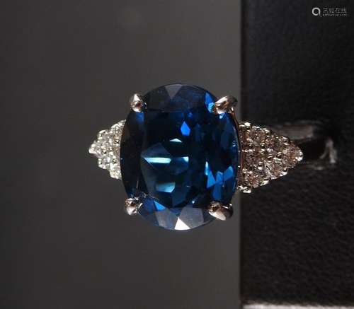 Bague en or gris, 750 MM, ornée d'une topaze bleue…