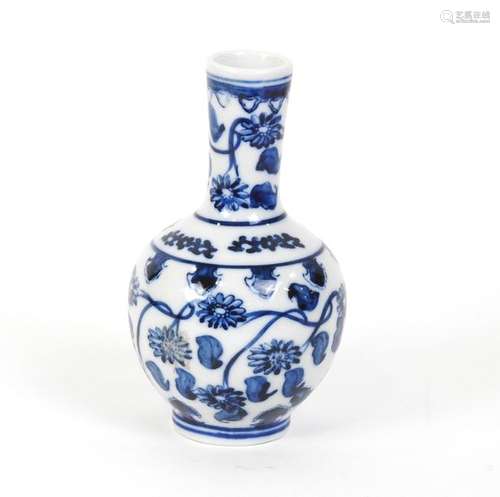 Chine \nVase bouteille en porcelaine bleue et blanc…