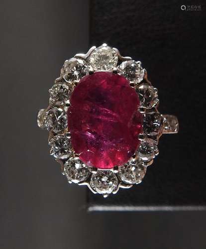 Bague en or gris, 750 MM, ornée d'un rubis ovale p…