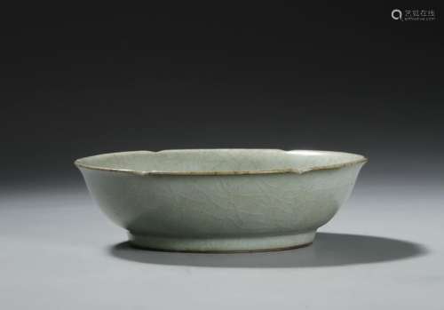 Kuan-Type Crackled Glazed Foliate Bowl