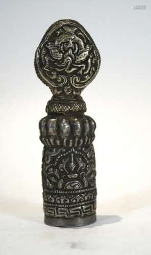 ChineseAntiquesandArtSeal,Tibet-H.14cm.Drivensilver,cylindricalbody,[...]