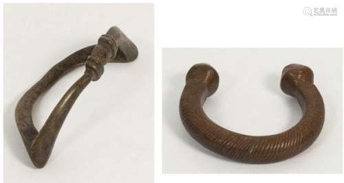 AfricanArtAfricanJewellery:FootRingandManilla-a)L.14,5cm.Bronze,oval[...]