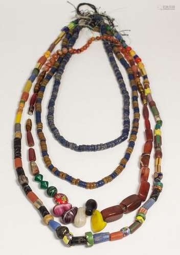 AfricanArtAfricanjewellery:fournecklaces-a)Twofreemountednecklaceswith[...]