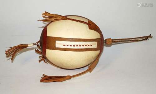 AfricanArtOstricheggwithleatherjewellery-H.21cm.Eggdecoratedwithfinest[...]