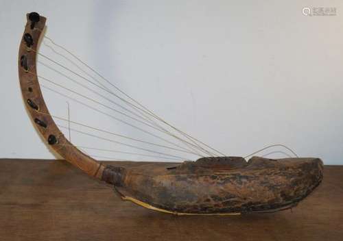 AfricanArtInstrument-L.71cm.Elongatedshapewithcurvedeleganthandle.[...]