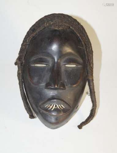 AfricanArtFacemask,Danstyle-H.23cm.Wood,naturalfibres,thinteeth.(210)[...]