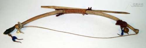AfricanArtBowofahunter-L.52.5cm.Bones,leather,felt,hornandglass[...]